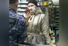 "Цирк устроила": женщина надела в магазин маску с прорезью, но продавцы креатив не оценили