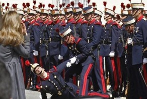 Тяготы службы Королевского почетного караула (16 фото)