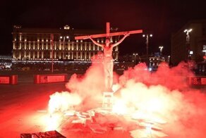 В Москве задержан художник, распявший себя на кресте у здания ФСБ: видео
