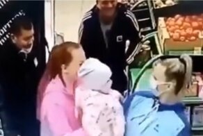 Две женщины перепутали своих детей в магазине