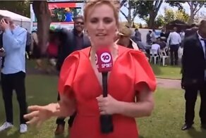 Вышедшей в прямой эфир журналистке облизали ухо и показали ягодицы