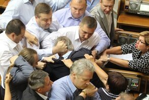 "Тяжелые" будни обнаглевших чиновников: чем депутаты на самом деле занимаются на собраниях
