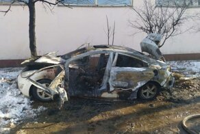 Автомобилистка полила салон машины бензином и сгорела заживо