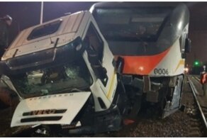 В Подмосковье электричка протаранила  грузовик на железнодорожном переезде