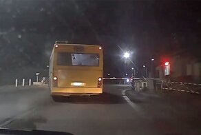 Автобус с пассажирами врезался в барьер на железнодорожном переезде в Мурманской области
