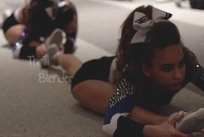 Девушка с хорошей растяжкой