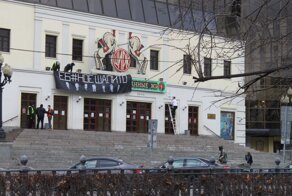 "Еб#ное шапито": активисты вывесили на здании цирка портреты Путина, Медведева и Пескова