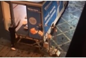 Курьер небрежно бросал посылки в грузовик и был наказан