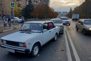 Эх, дедушка: в Волжском пенсионер на ВАЗе сбил женщину с двумя детьми