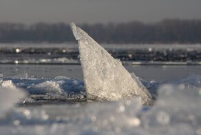 В Свердловской области прохожий спас ребёнка, провалившегося под лёд