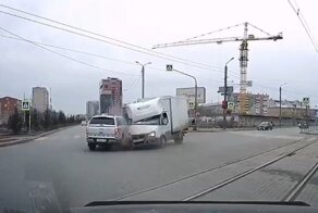 В Челябинске на перекрёстке столкнулись два автомобиля