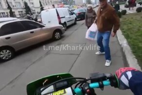 Пенсионер наказал наглого мотоциклиста, выбив его из седла пакетом