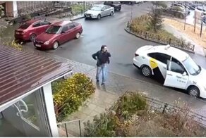 Мужчина чуть не погиб из-за выпавшей с 14 этажа оконной рамы со стеклом