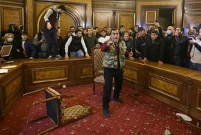 Протестующие в Ереване разгромили парламент и избили спикера: видео