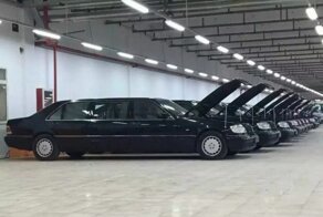8 лимузинов W140 Mercedes-Benz Pullman на одном фото: возможно самый дорогой техосмотр в истории