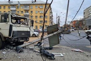 В Твери мусоровоз выехал на тротуар и протаранил бетонный столб, едва не сбив пешеходов