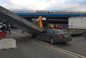 На Рублевке автомобиль на ходу придавило бетонной балкой