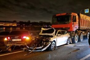 Авария дня. ДТП на Октябрьской набережной в Петербурге