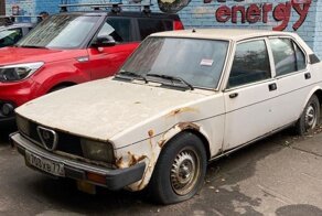Автомобиль мафиози: бронированная Alfa Romeo Alfetta гниет под открытым небом в Москве
