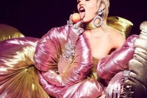 "Не шути со смертью": обнажённая Майли Сайрус легла в ярко-жёлтый гроб и взбесила поклонников