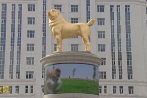 Президент Туркмении приветствовал свой народ, на открытии монумента "золотому" псу