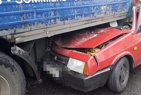 Хорошо вошел! Водитель «восьмерки» влетел в припаркованную фуру