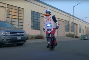 Шутник перевоплотился в Уткоробота и прокатился по улицам города