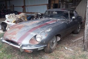 Раритетный ржавый Jaguar E-Type, который 30 лет простоял без движения