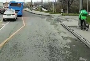 "Здравствуй, столб!": курьер на велосипеде залип в телефон и не заметил препятствия