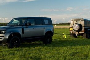 Перетягивание каната: новый Land Rover Defender против старого