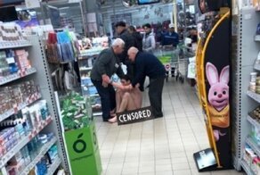 В супермаркете Москвы голый совершил дерзкое нападение на прилавок с фруктами и попал на видео