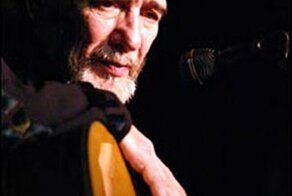 Жилец вершин с чайником вина