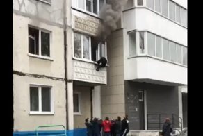 Бабушка прыгнула с балкона горящей квартиры на руки прохожим