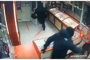 Сотрудница ювелирного салона потеряла сознание во время ограбления