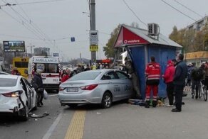 Авария дня. Такси врезалось в остановку с людьми