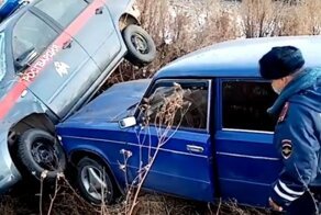 Дерзкий гонщик на «шестерке»: в Красноярском крае водитель перевернул автомобиль Росгвардии, скрываясь от ДПС