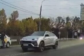 Лихая езда по встречке: в Краснодаре водители элитных иномарок устроили гонки на глазах у инспектора ДПС