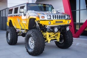 Чокнутый Hummer H2 с пулемётом и ракетами выставили на продажу