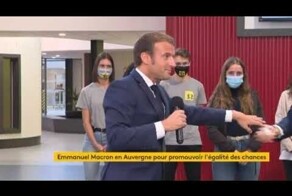 Президента Франции Эммануэля Макрона критикуют за то, что он снял маску, чтоб прокашляться