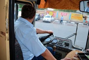 Российских водителей автобусов, чтобы не засыпали за рулём, обяжут использовать браслеты