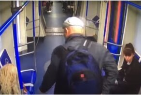 В московском метро грабитель выхватил из рук женщины телефон и попытался скрыться
