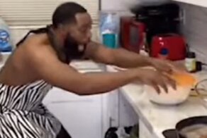 Мужчина так увлёкся танцами на кухне, что не заметил непрошеного гостя