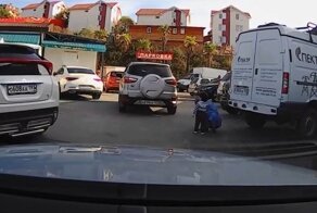 На парковке в Сочи ребенок едва не оказался под колесами машины