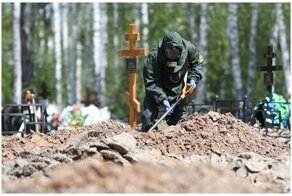 Правила ковидных похорон: зараженные могилы на брезентовом поле