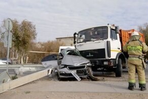 В Астрахани мусоровоз раздавил легковушку, чудом никто не пострадал