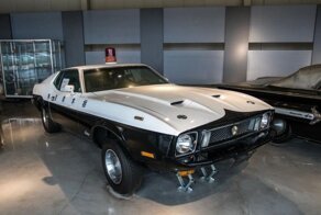 Ford Mustang Mach 1 1973 японской полиции — пистолет-пулемёт Томпсона в руках самурая