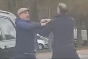 Автолюбитель несколько раз отправил противника в нокдаун во время дорожного конфликта