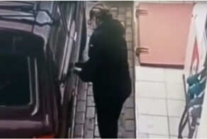 Невнимательная женщина попыталась заправить свой автомобиль беспроводным способом