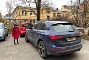 Сосед решил, что у него есть «личное» парковочное место и заблокировал чужой автомобиль