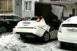 Во Владивостоке бетонная плита упала на машину из-за ледяного дождя